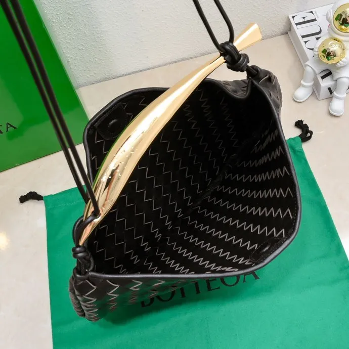 Original leather, batch 2060, the old-money style BV Sardine large size has been shipped🔥 Nowadays, many fashionable, rich and tasteful Jimei people are carrying the same bag invariably. It’s Bottega Veneta Sardine! Because this BV Sardine bag is so beautiful and high-end! The arc-shaped intrecciato woven bag body, paired with metal sardine handles, looks like a work of art, allowing people to ponder and appreciate it. Currently Sardine has launched three sizes for everyone to choose from. This is the largest size🉑️hand-held🉑️armpit🉑️single shoulder🉑️crossbody. It is a very high-quality and relatively niche treasure model. It will be very special when you carry it when you go out. It allows you to have the freedom of carrying a bag. Sisters go crazy. Style number: 7468-1# Size: 39*31*12cm